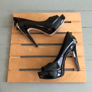 Vince Camuto patent leather platform heels size 8